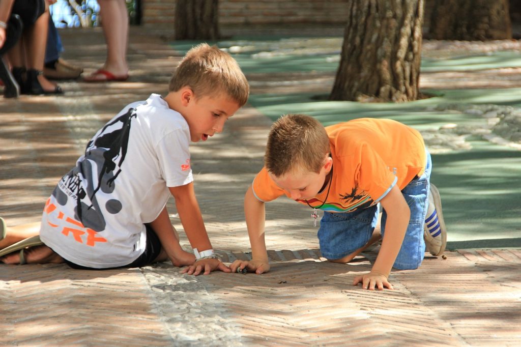 Spielende Kinder voller Freude